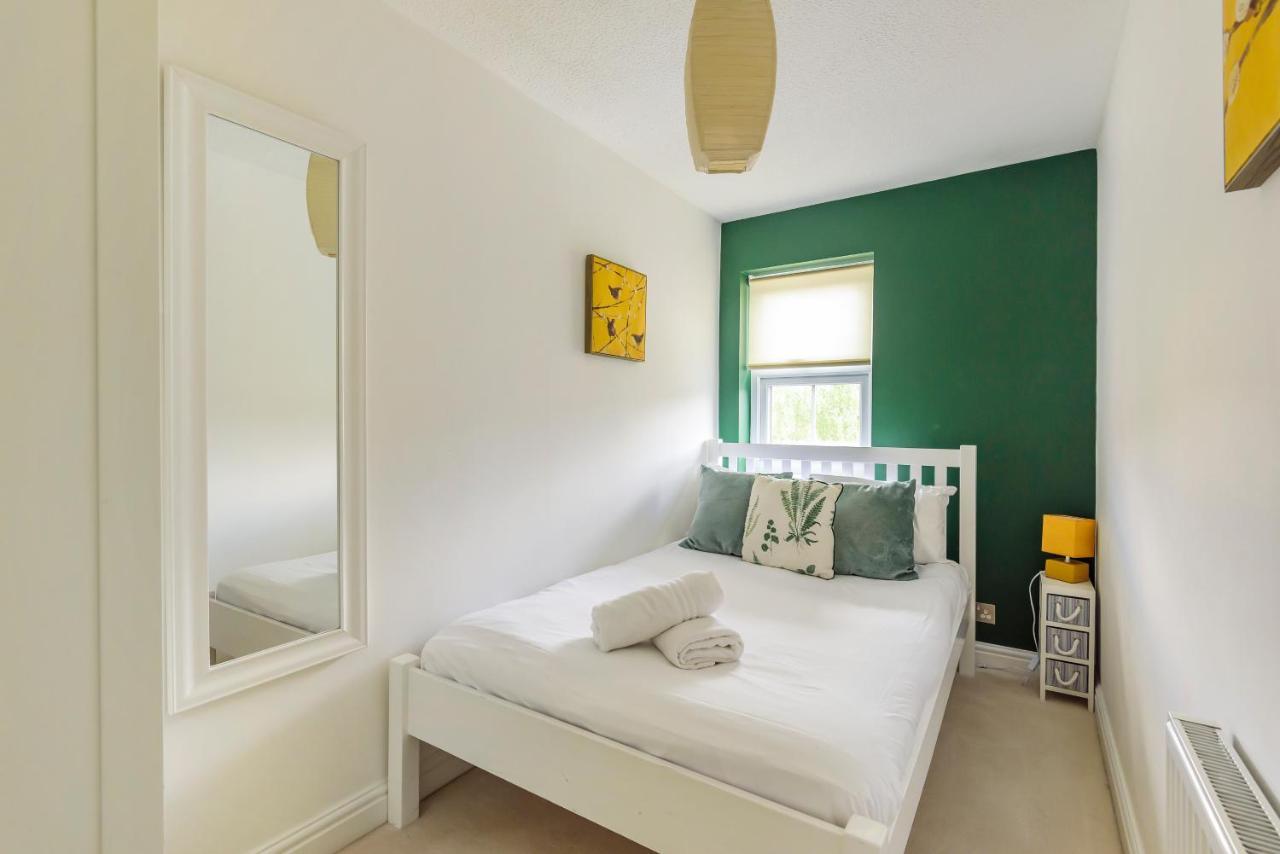 Holiday home St Court - 2 Bed House 10 Mins To Station *
