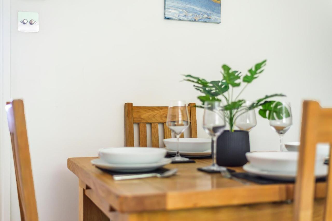 St Court - 2 Bed House 10 Mins To Station *